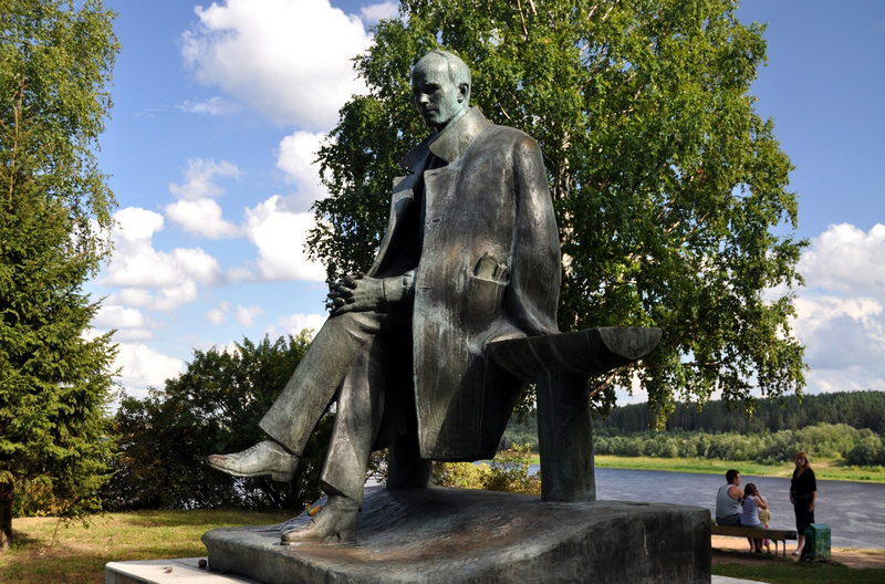Памятник Николаю Рубцову в Тотьме. Фото: arch-heritage.livejournal.com